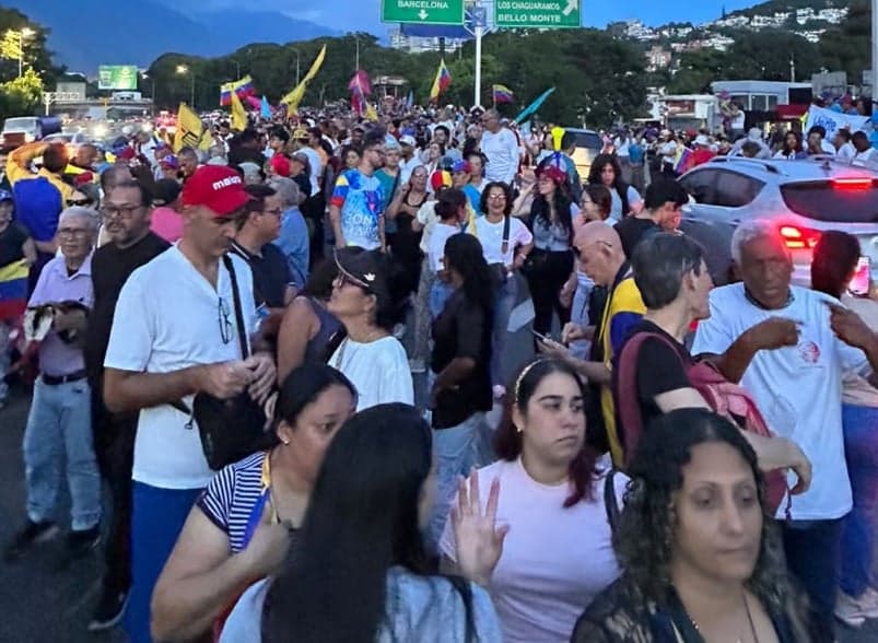 «No nos vamos a ir hasta verla»: ciudadanos esperaron a María Corina Machado en la Valle Coche en Caracas